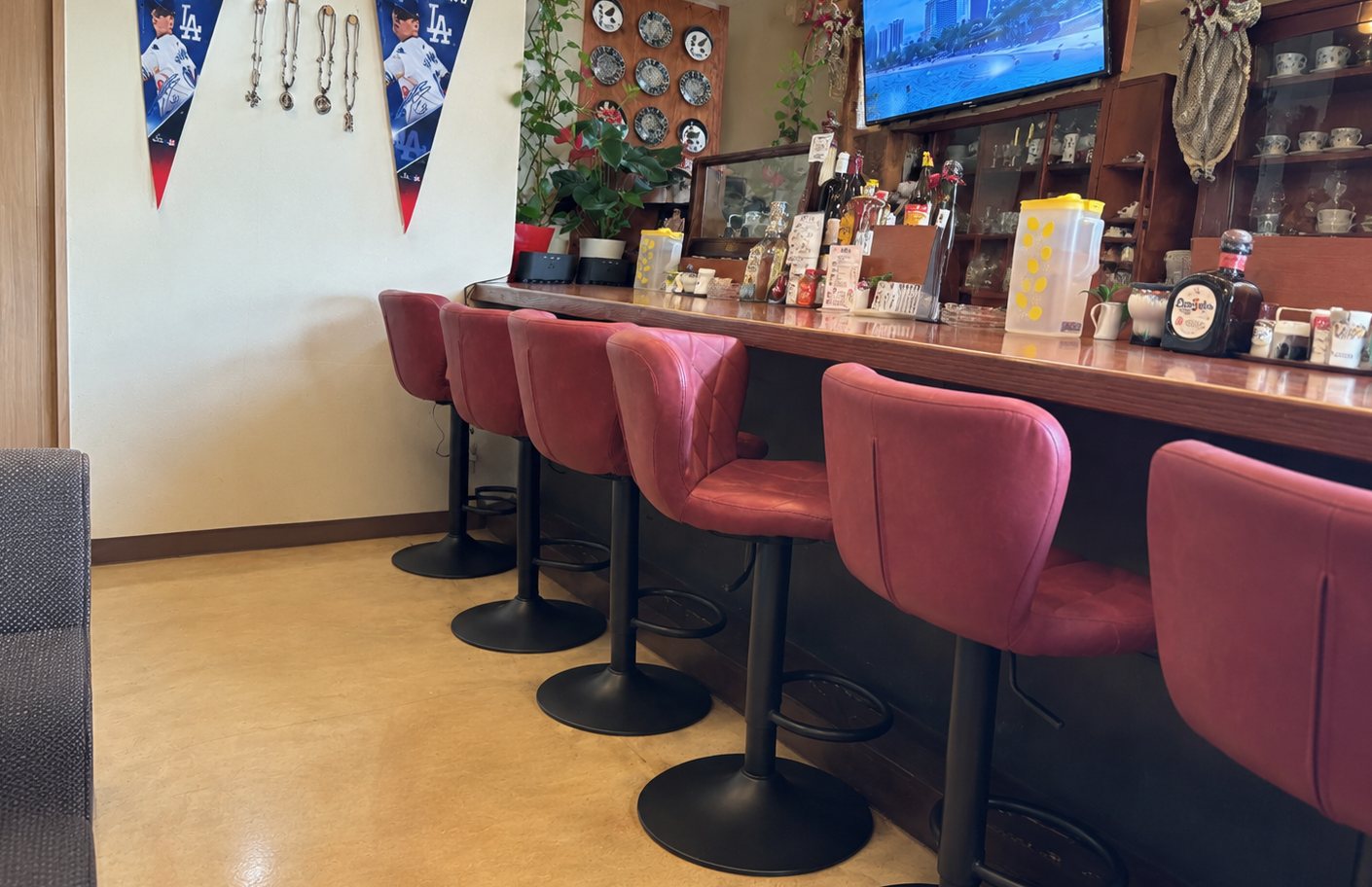 赤いカウンターチェアが並ぶ店内